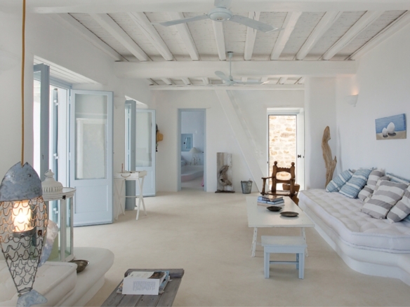 Interno luminoso di una casa siciliana, con la luce naturale che attraversa gli ambienti