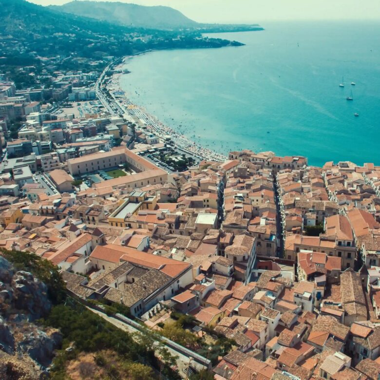 Veduta dall'alto del centro storico di Cefalù e della sua baia, sulla fascia costiera
