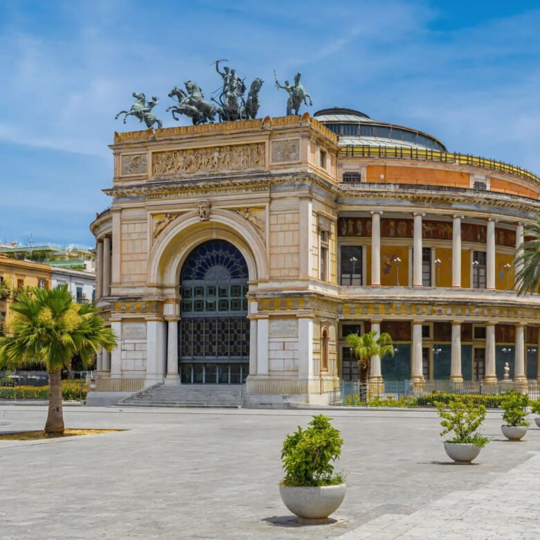 Il Teatro Politeama Garibaldi a Palermo, all'inizio di via Libertà