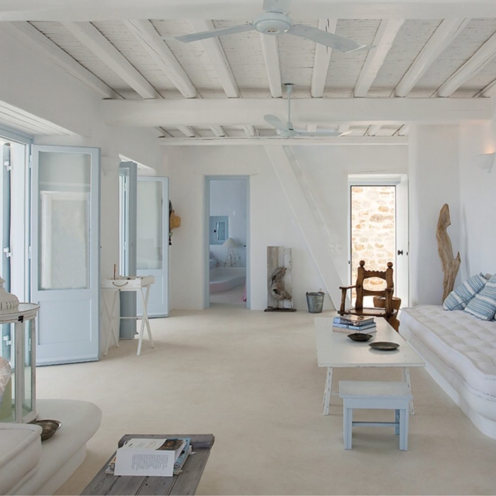 Interno luminoso di una casa siciliana, con la luce naturale che attraversa gli ambienti