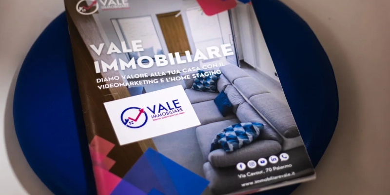Il libro del metodo di Vale Immobiliare appoggiato su un tavolo